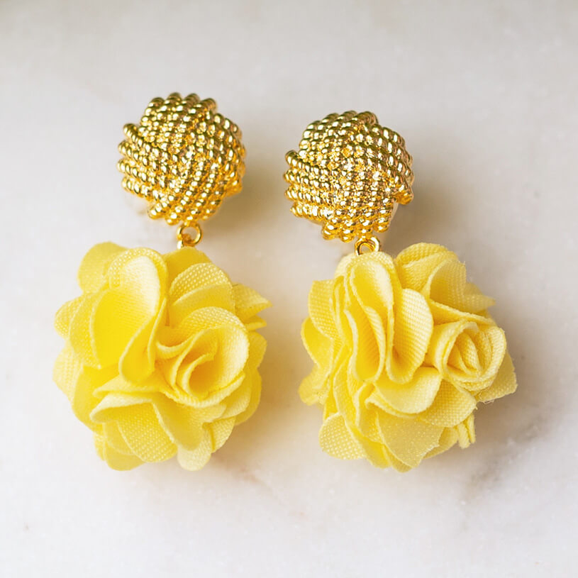 Vergoldete Knoten-Ohrstecker mit hellgelbem Blüten-Pompom