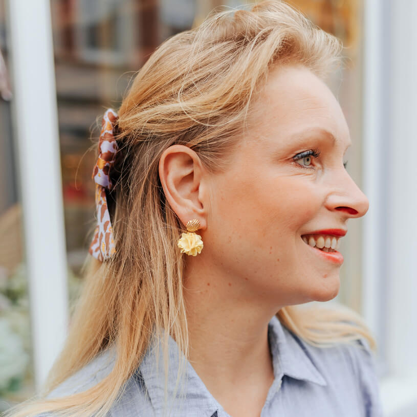 Vergoldete Knoten-Ohrstecker mit hellgelbem Blüten-Pompom