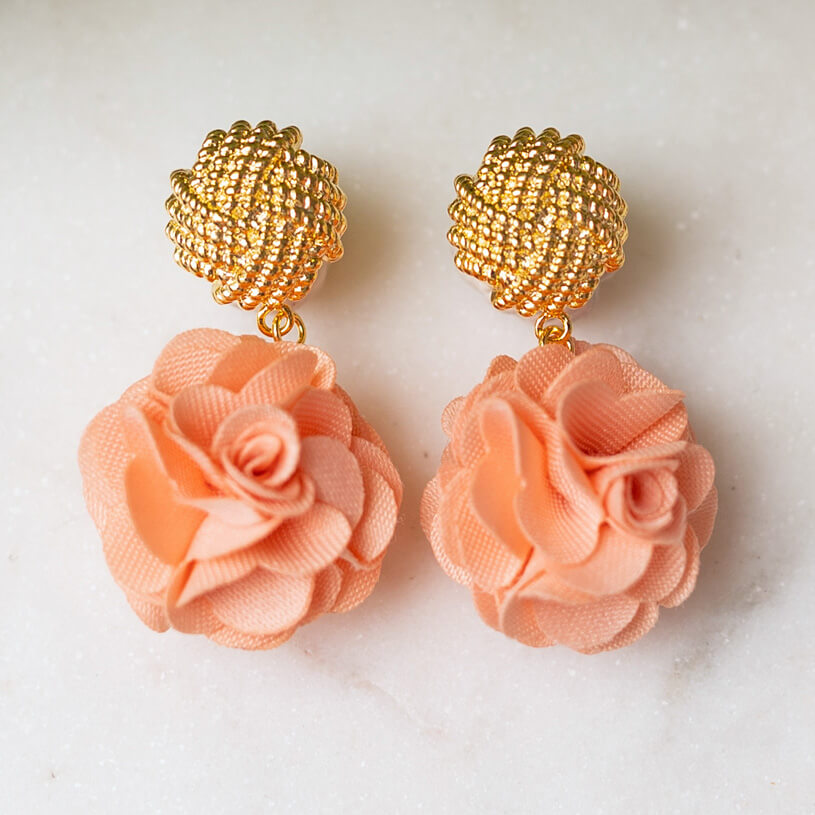 Vergoldete Knoten-Ohrstecker mit korallrosanem Blüten-Pompom