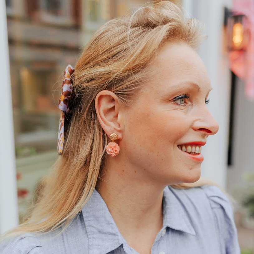 Vergoldete Knoten-Ohrstecker mit korallrosanem Blüten-Pompom