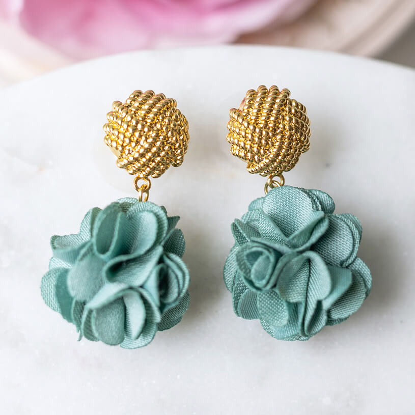 Vergoldete Knoten-Ohrstecker mit petrolfarbenem Blüten-Pompom