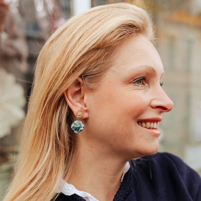 Vergoldete Knoten-Ohrstecker mit petrolfarbenem Blüten-Pompom