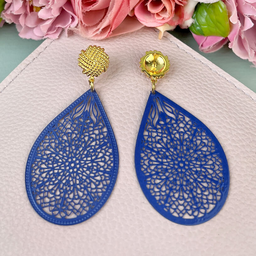 Vergoldete Knoten-Ohrstecker mit zartgeprägten Tropfen in Dunkelblau