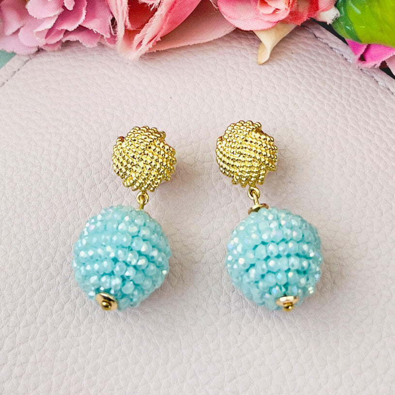 Vergoldete Knoten-Ohrringe mit funkelnden Kugeln in Hellblau