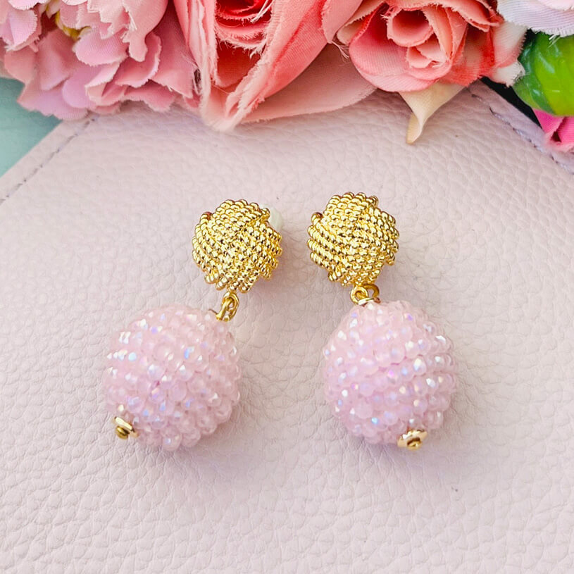 Vergoldete Knoten-Ohrringe mit funkelnden Kugeln in Rosa