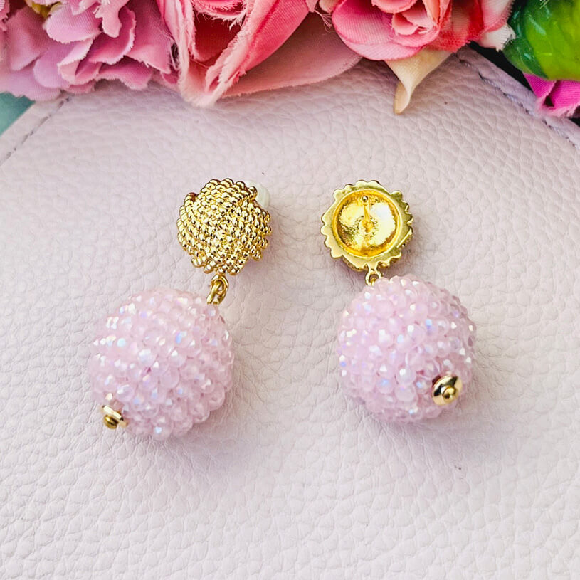 Vergoldete Knoten-Ohrringe mit funkelnden Kugeln in Rosa