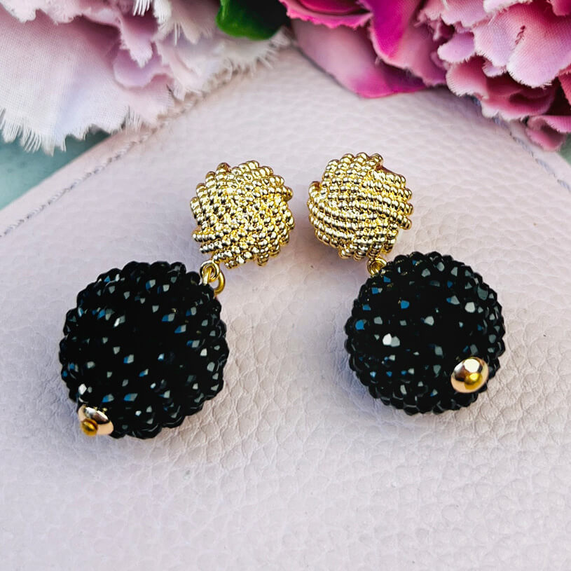 Vergoldete Knoten-Ohrringe mit funkelnden Kugeln in Schwarz
