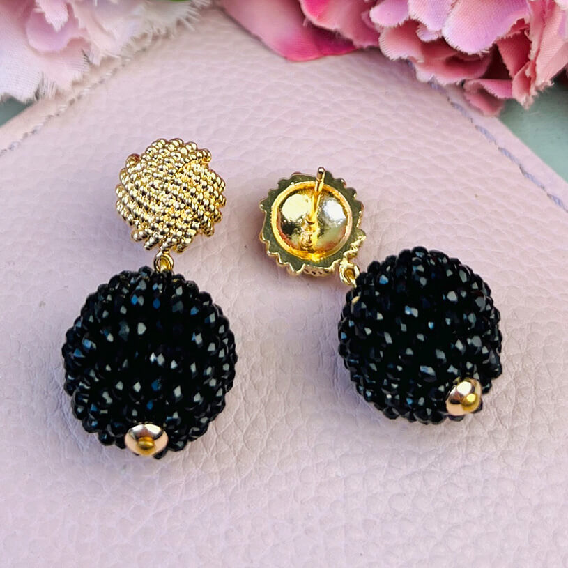 Vergoldete Knoten-Ohrringe mit funkelnden Kugeln in Schwarz