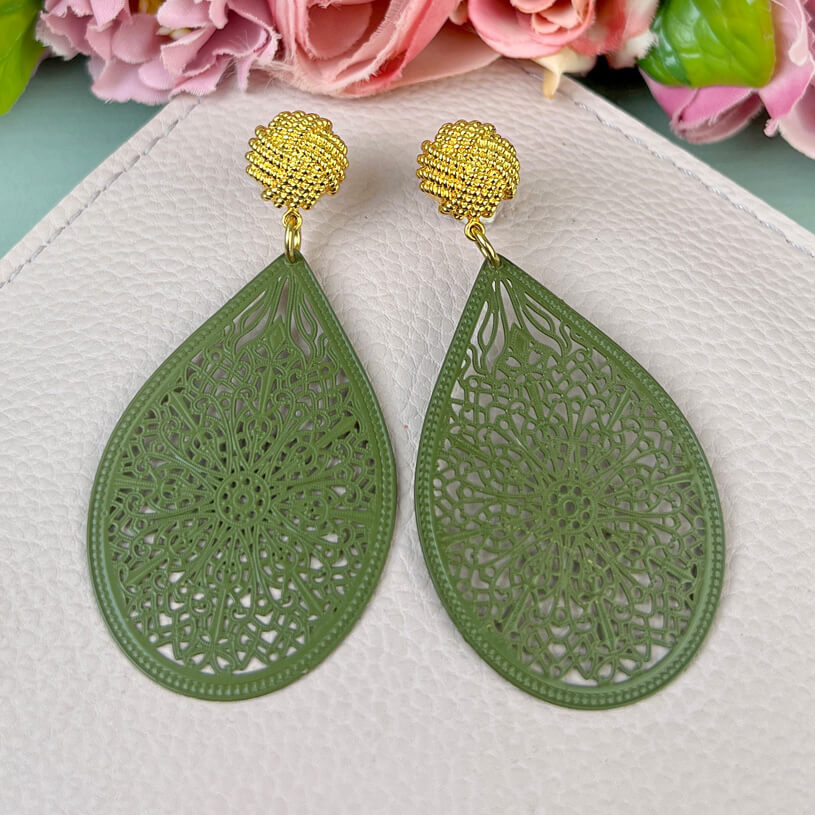 Vergoldete Knoten-Ohrstecker mit zartgeprägten Tropfen in Oliv