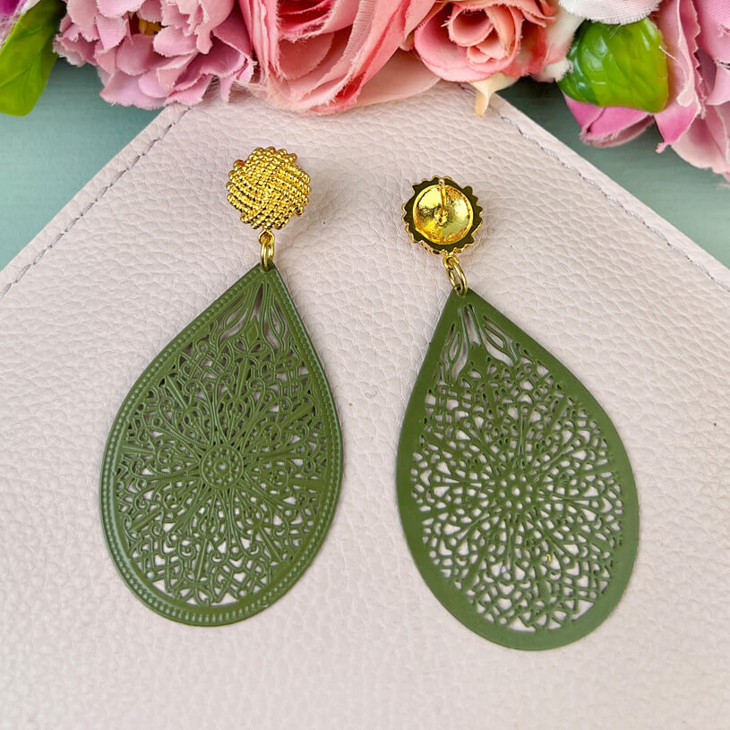 Vergoldete Knoten-Ohrstecker mit zartgeprägten Tropfen in Oliv