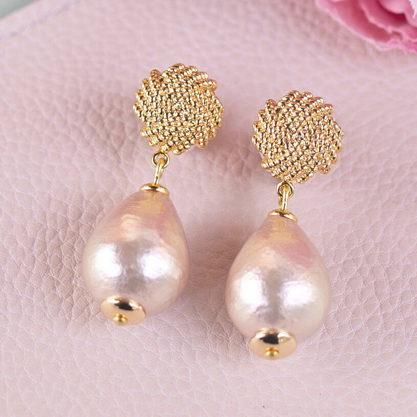 Vergoldete Knoten-Ohrstecker mit leichtem Baumwolltropfen in Rosa