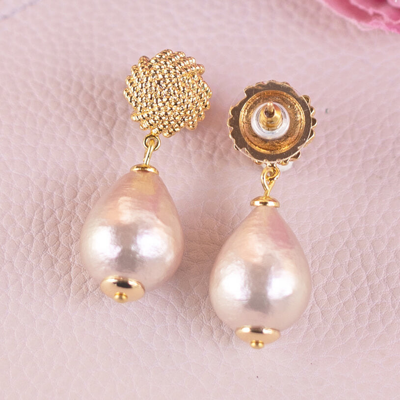 Vergoldete Knoten-Ohrstecker mit leichtem Baumwolltropfen in Rosa