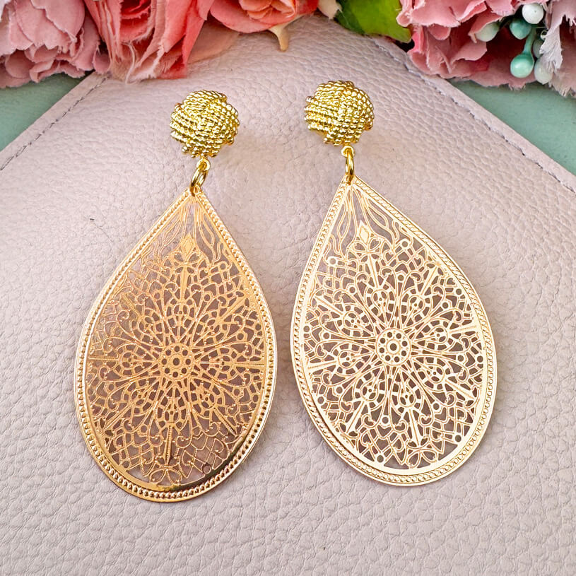 Vergoldete Knoten-Ohrstecker mit zartgeprägten Tropfen in Roségold