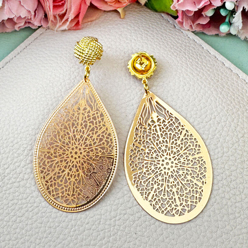 Vergoldete Knoten-Ohrstecker mit zartgeprägten Tropfen in Roségold