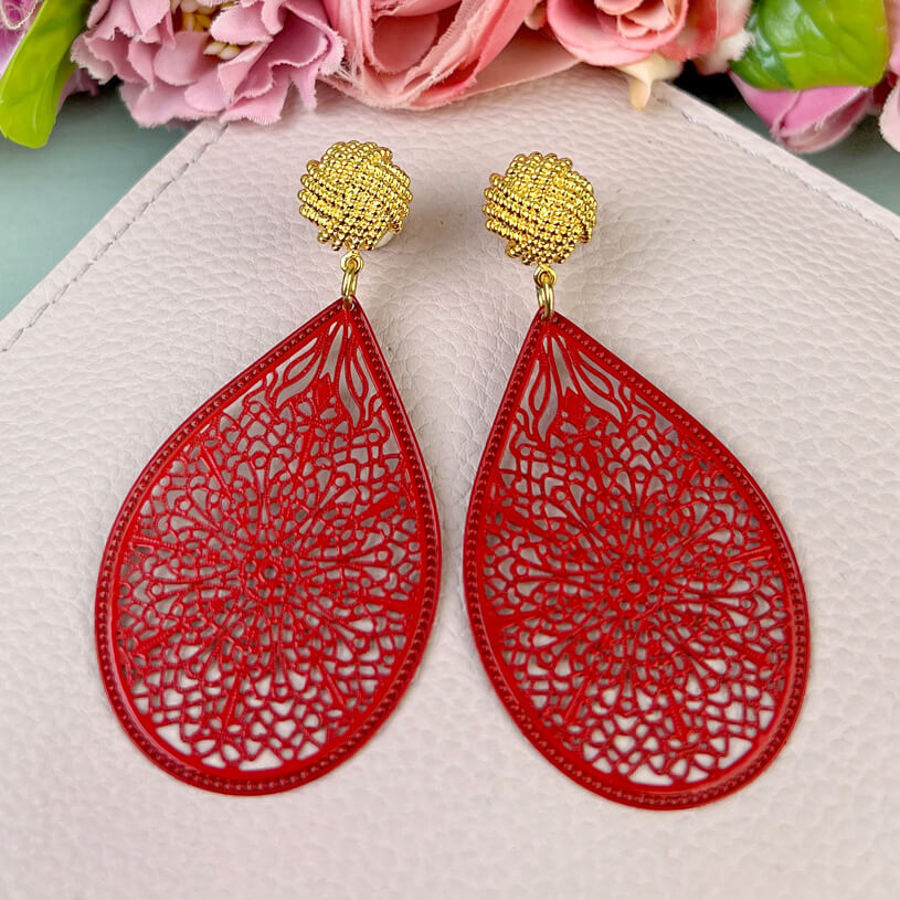 Vergoldete Knoten-Ohrstecker mit zartgeprägten Tropfen in Rot