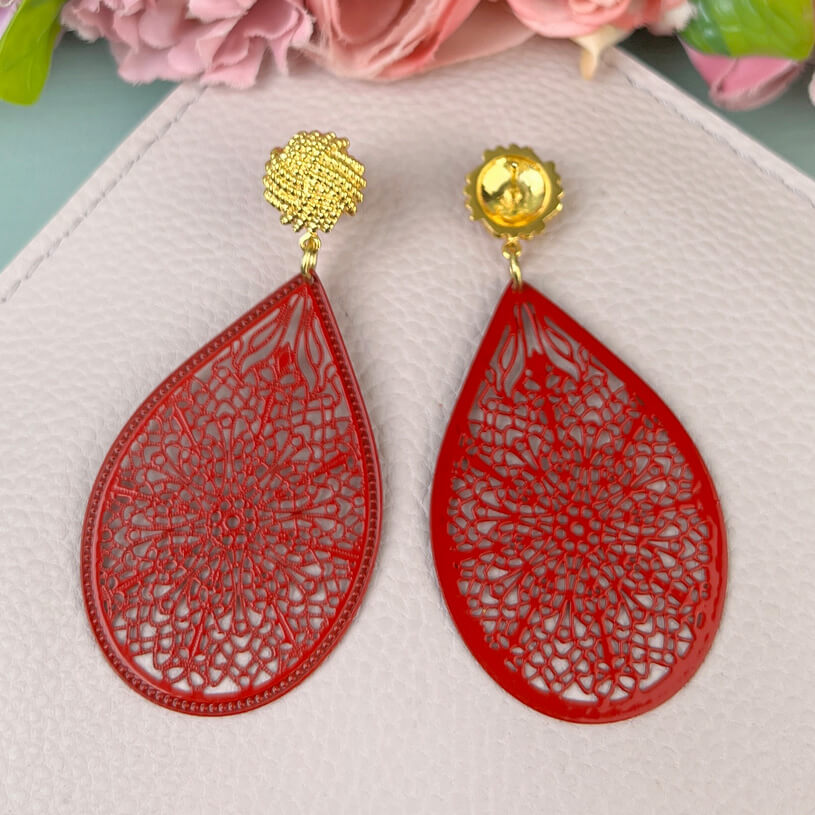 Vergoldete Knoten-Ohrstecker mit zartgeprägten Tropfen in Rot