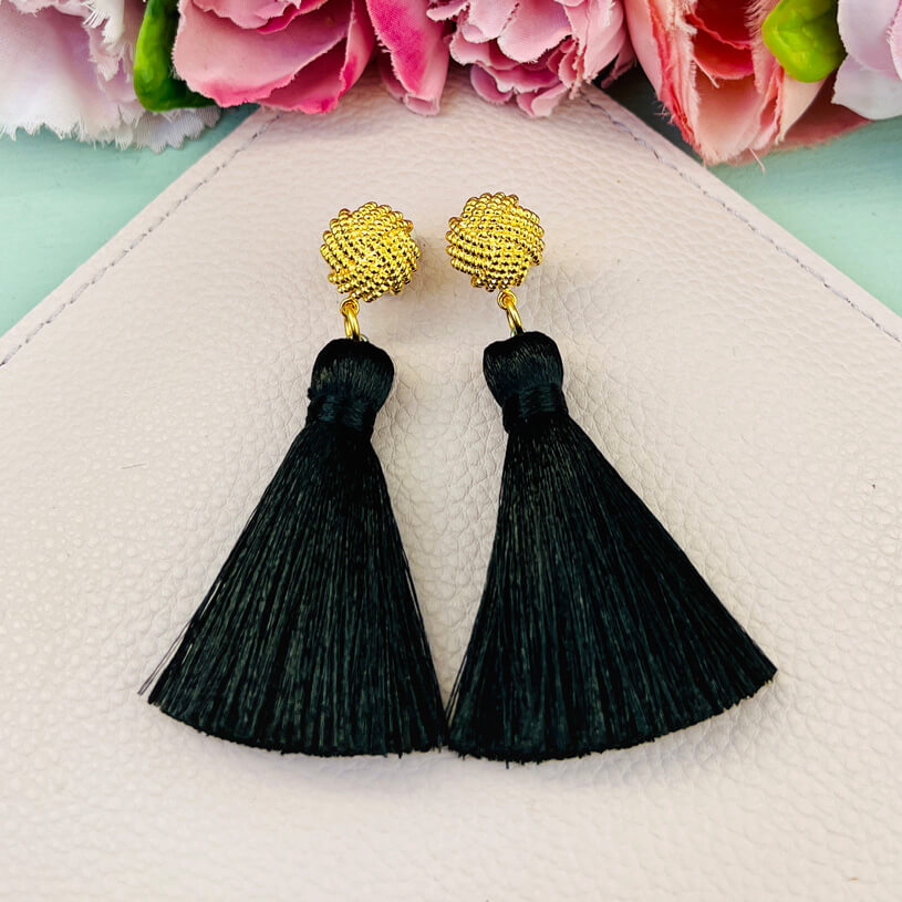 Vergoldete Knoten-Ohrstecker mit schwarzer Quaste