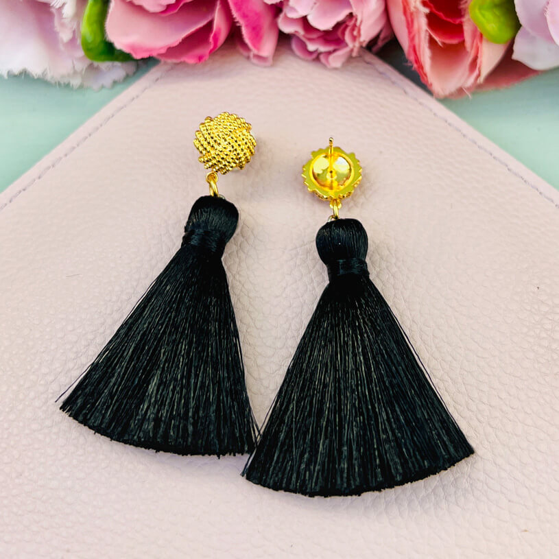 Vergoldete Knoten-Ohrstecker mit schwarzer Quaste