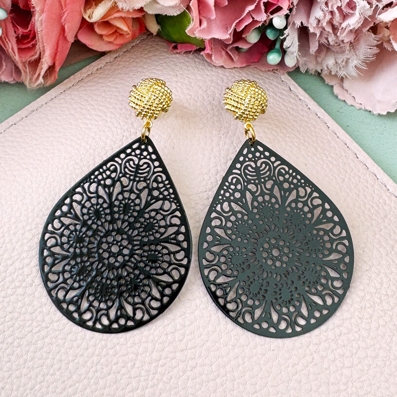 Vergoldete Knoten-Ohrstecker mit zartem Tropfen in Schwarz