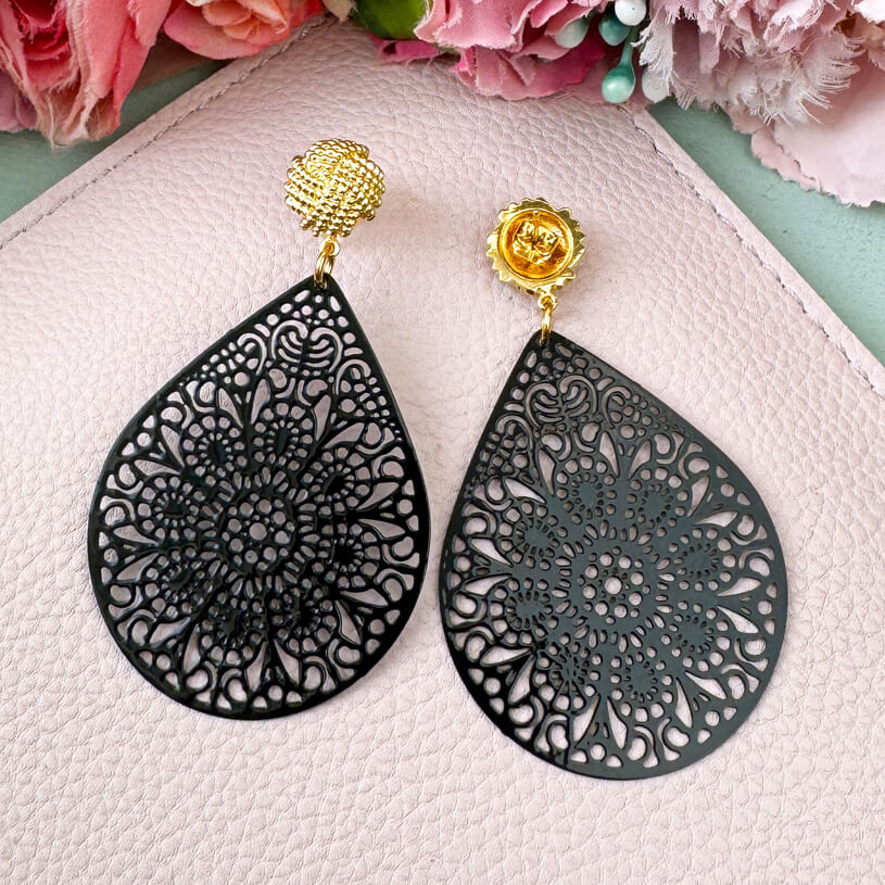 Vergoldete Knoten-Ohrstecker mit zartem Tropfen in Schwarz