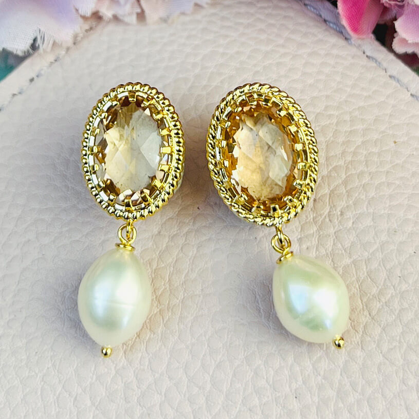 Funkelnde Ohrstecker in Champagnerfarben mit edler Süßwasserperle