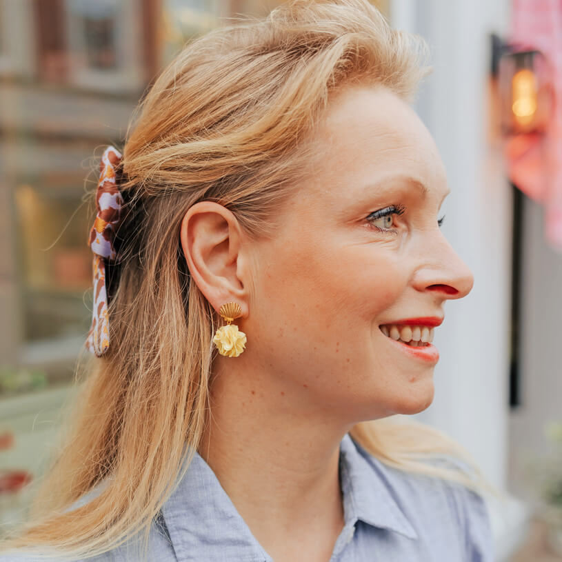 Vergoldete Muschel-Ohrstecker mit hellgelbem Blüten-Pompom