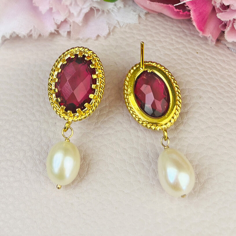 Funkelnde Ohrstecker in Rubinrot mit edler Süßwasserperle