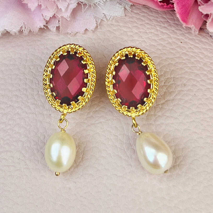 Funkelnde Ohrstecker in Rubinrot mit edler Süßwasserperle