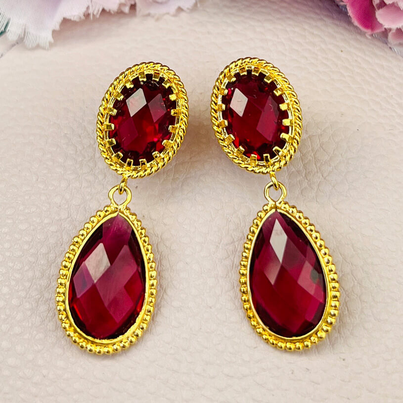 Funkelnde TropfenOhrringe in Rubinrot