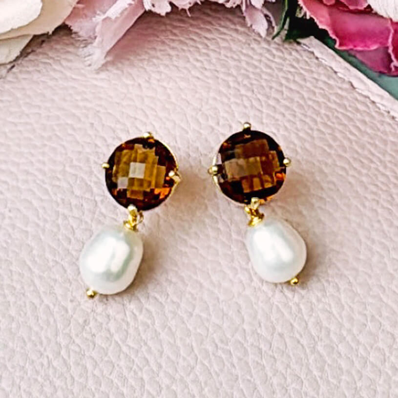 Funkelnde Ohrstecker in Cognac-Braun mit edler Süßwasserperle von Janne v. d. Heide