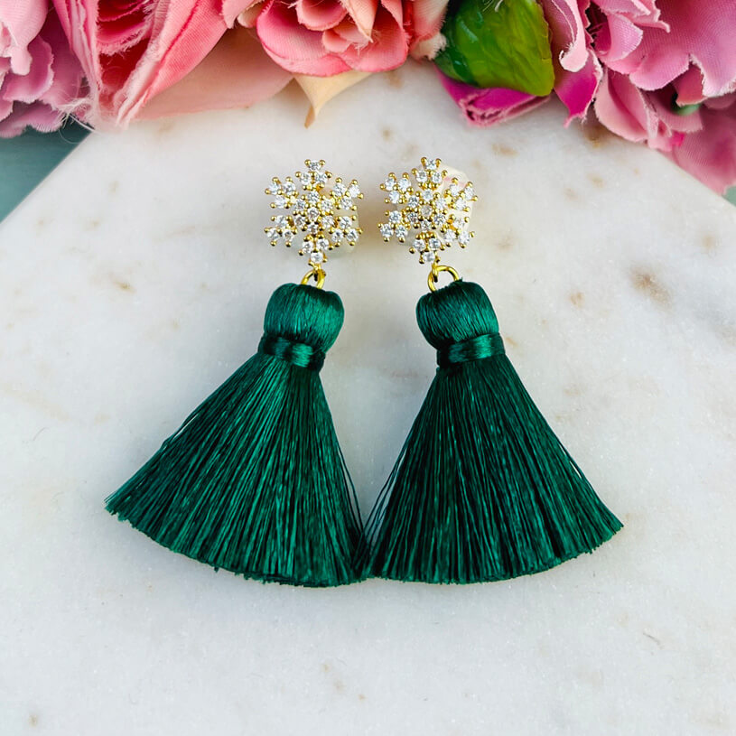 Funkelnder Schneeflocken-Ohrstecker mit Steinen und dunkelgrüner Quaste