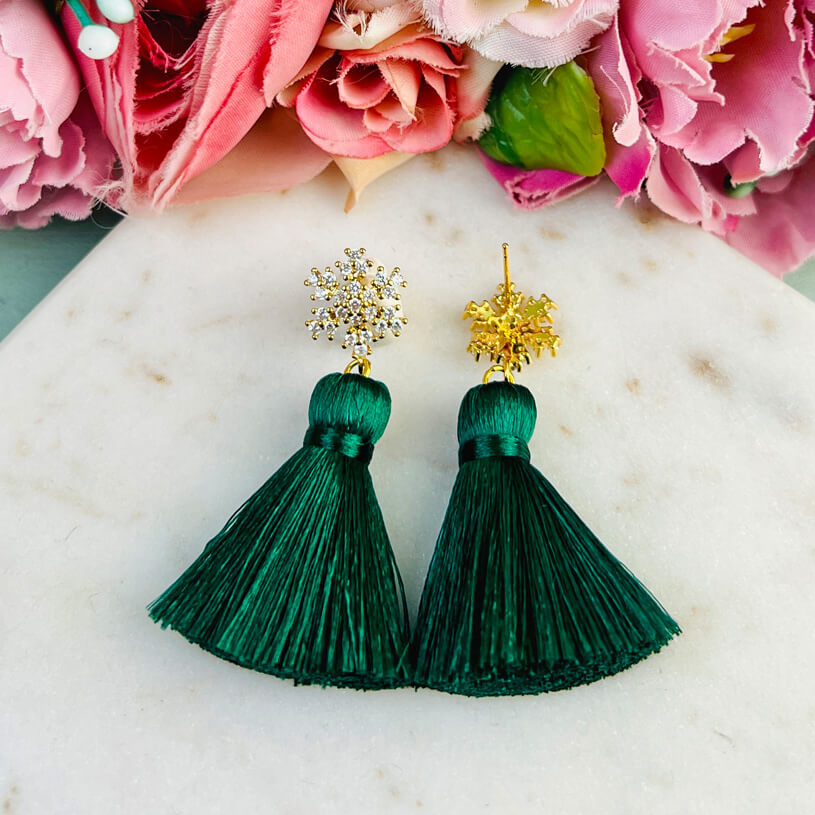 Funkelnder Schneeflocken-Ohrstecker mit Steinen und dunkelgrüner Quaste