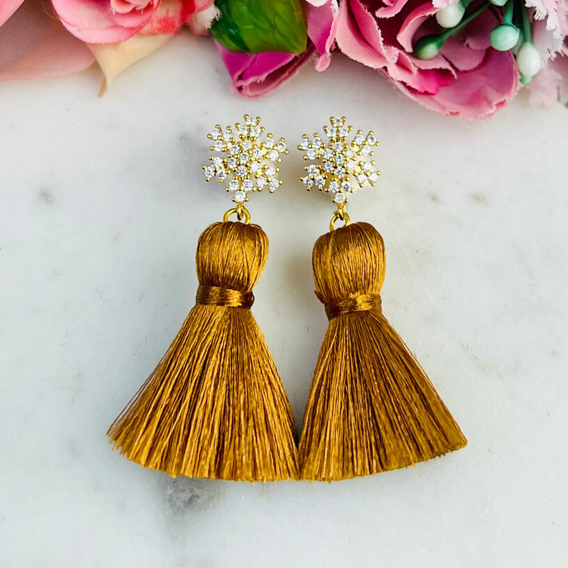 Funkelnder Schneeflocken-Ohrstecker mit Steinen und cognacfarbener Quaste