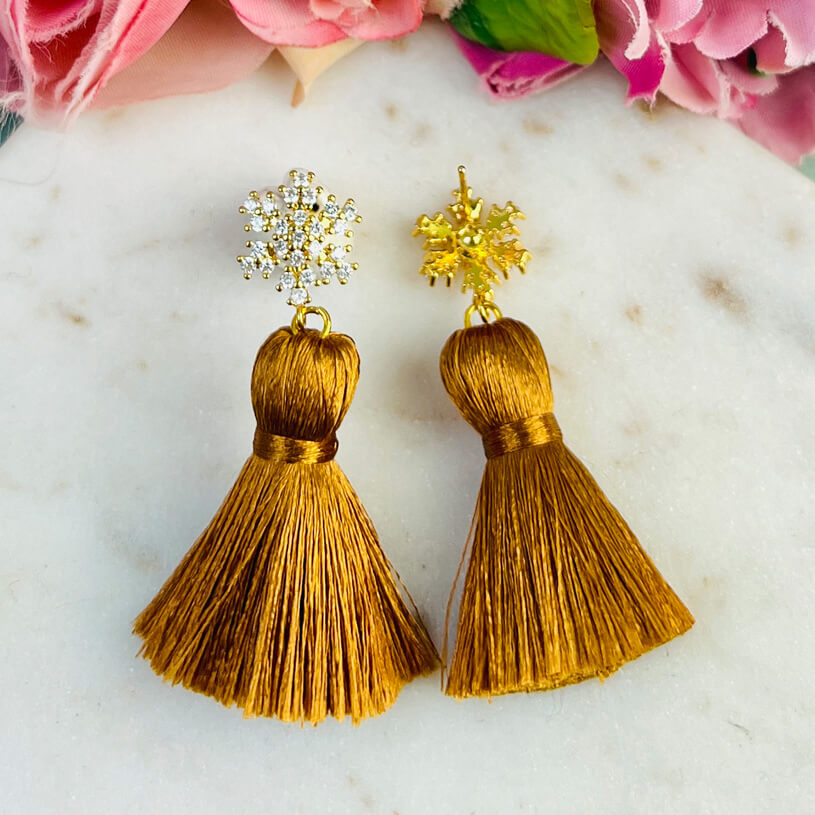 Funkelnder Schneeflocken-Ohrstecker mit Steinen und cognacfarbener Quaste