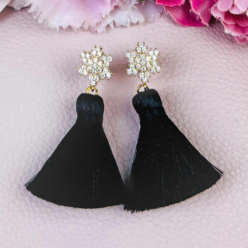 Funkelnder Schneeflocken-Ohrstecker mit Steinen und schwarzer Quaste