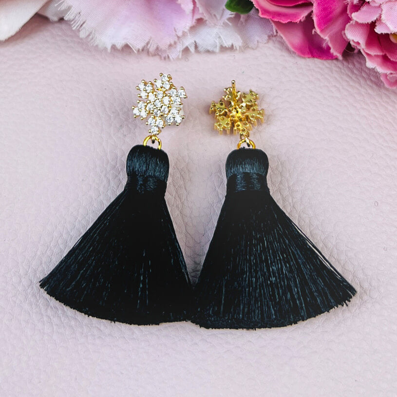 Funkelnder Schneeflocken-Ohrstecker mit Steinen und schwarzer Quaste