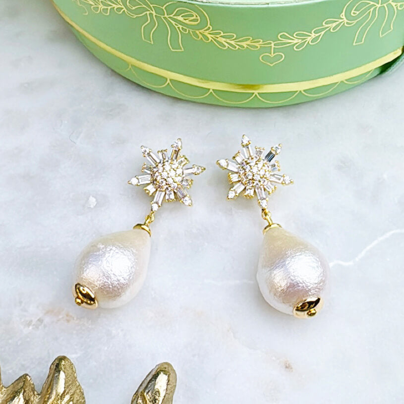 Funkelnder Schneestern-Ohrstecker mit Steinen und Baumwolltropfen