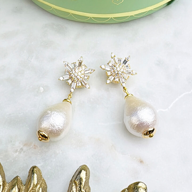 Funkelnder Schneestern-Ohrstecker mit Steinen und Baumwolltropfen