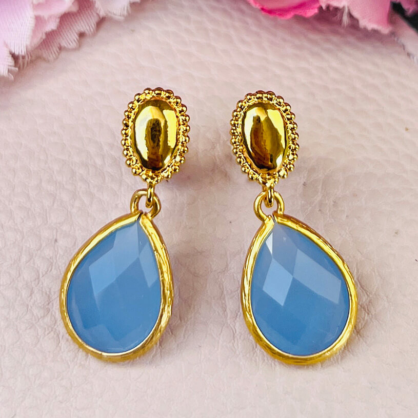 Eleganter vergoldeter Ohrstecker mit kleinem Tropfen in Zartblau