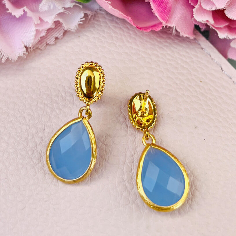 Eleganter vergoldeter Ohrstecker mit kleinem Tropfen in Zartblau