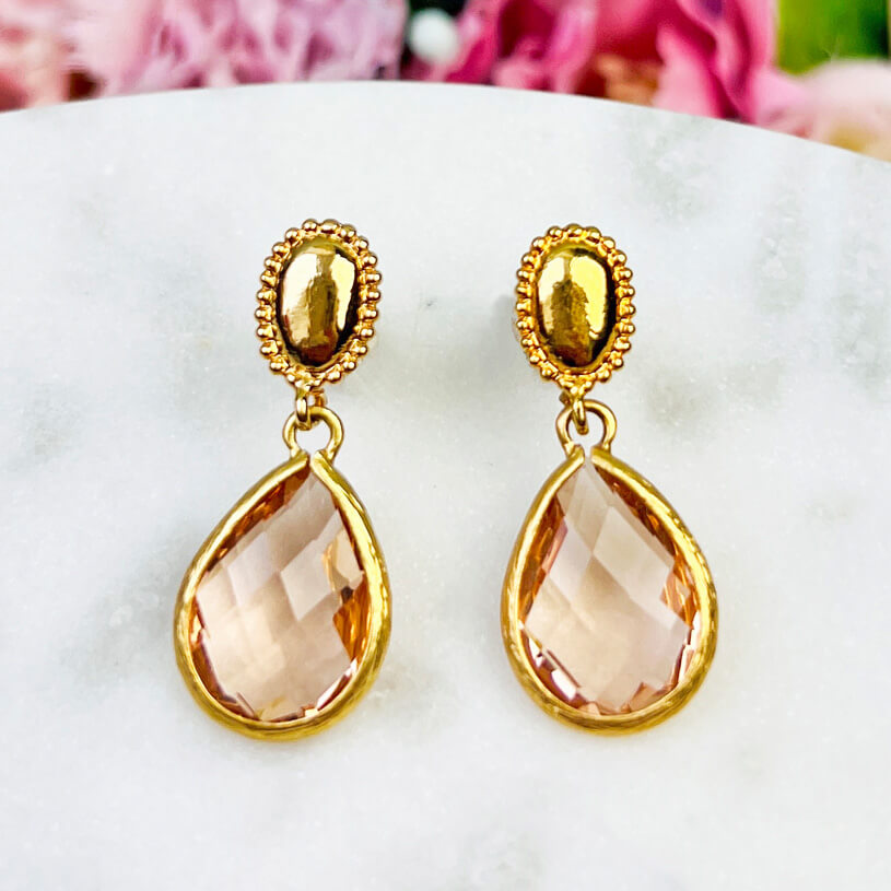 Eleganter vergoldeter Ohrstecker mit kleinem Tropfen in Champagner