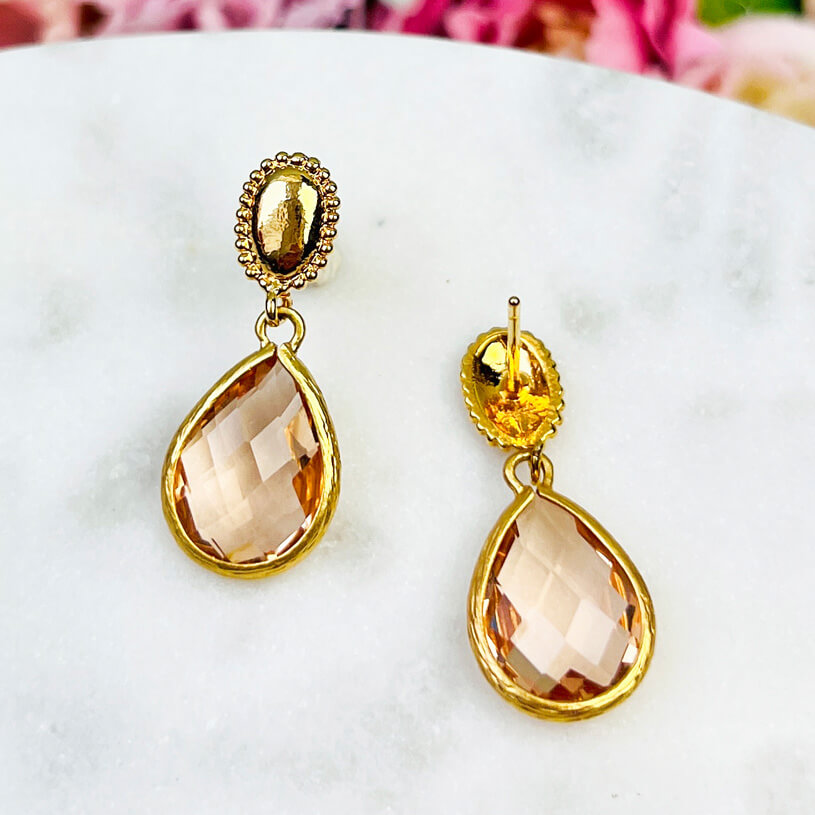 Eleganter vergoldeter Ohrstecker mit kleinem Tropfen in Champagner