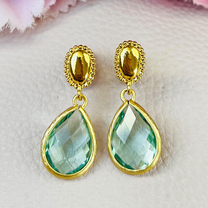 Eleganter vergoldeter Ohrstecker mit kleinem Tropfen in Lindgrün