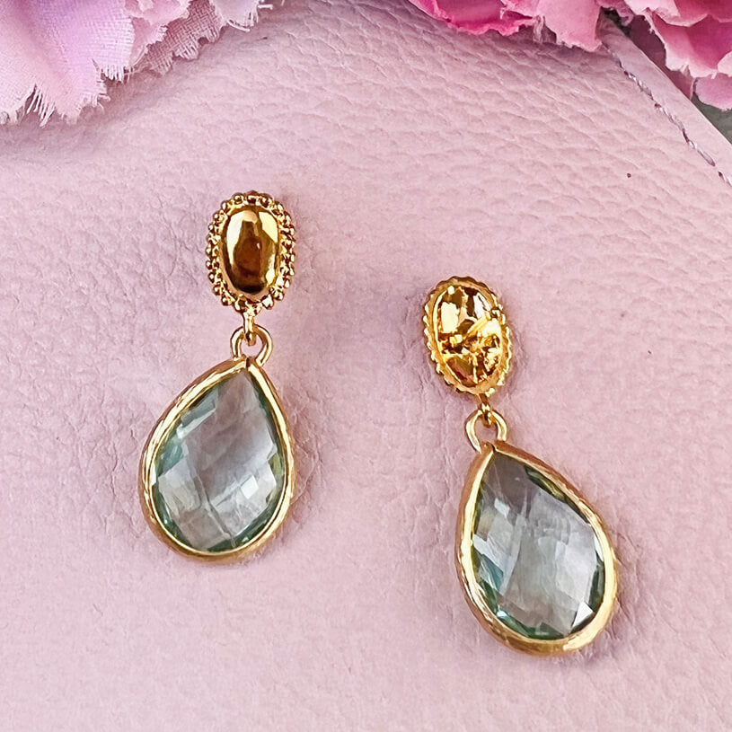 Eleganter vergoldeter Ohrstecker mit kleinem Tropfen in Lindgrün