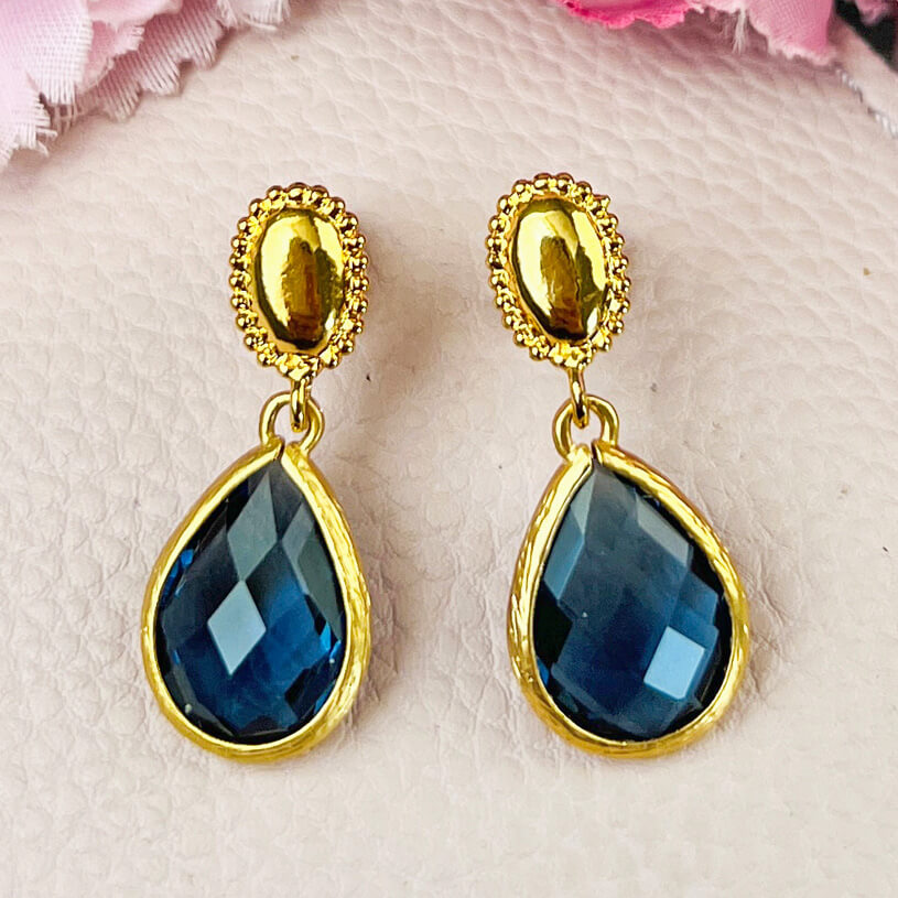 Eleganter vergoldeter Ohrstecker mit kleinem Tropfen in Dunkelblau