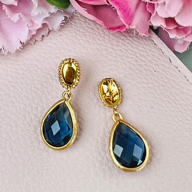 Eleganter vergoldeter Ohrstecker mit kleinem Tropfen in Dunkelblau