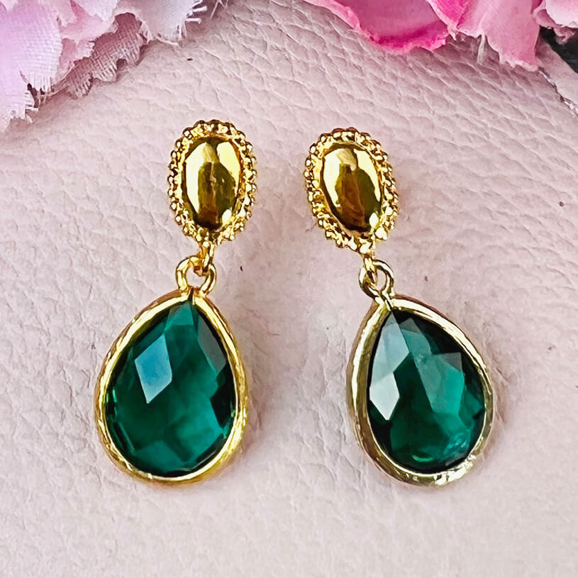 Eleganter vergoldeter Ohrstecker mit kleinem Tropfen in Dunkelgrün