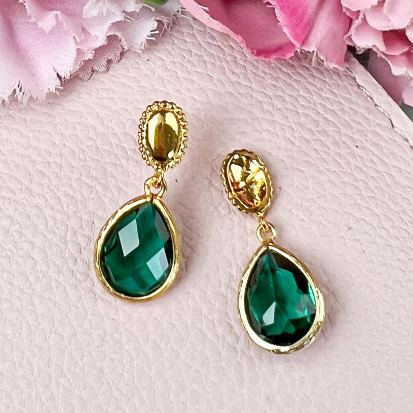 Eleganter vergoldeter Ohrstecker mit kleinem Tropfen in Dunkelgrün