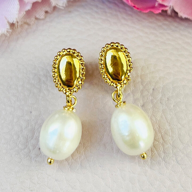 Eleganter vergoldeter Ohrstecker mit Süßwasserperle