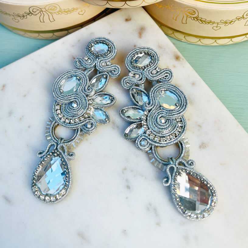 Große silberfarbene Soutache-Ohrringe als Ohrstecker mit funkelnden Steinen